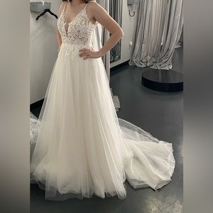 Size 6 Wedding Dress, BRAND NEW